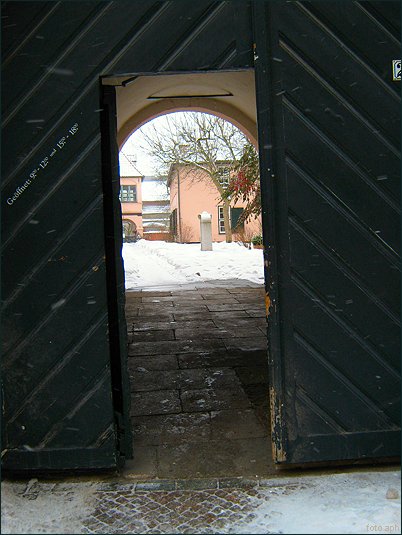 Verschneiter Innenhof