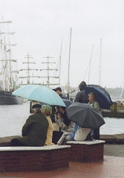 Dunkle Regenschirme