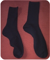 Zwei schwarze Socken, die sich heimlich davonstehlen