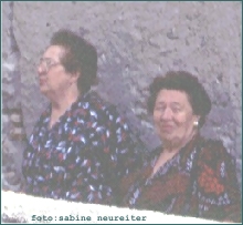 Ladies vor Mauer
