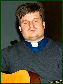 Der Pastor stimmt ein Liedchen an