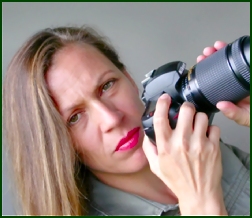 Fotografin Cornelia Schaible konzentriert im Einsatz