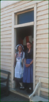 Autorin Felicity Stehlik und Verlegerin Clarissa Stein in Sovereign Hill, einem historischen Park