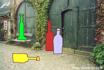 Flaschen am Scheunentor